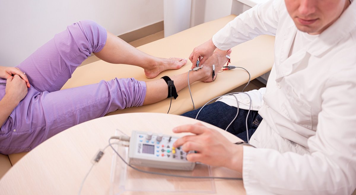 Persona realizándose una electromiografía de las extremidades inferiores