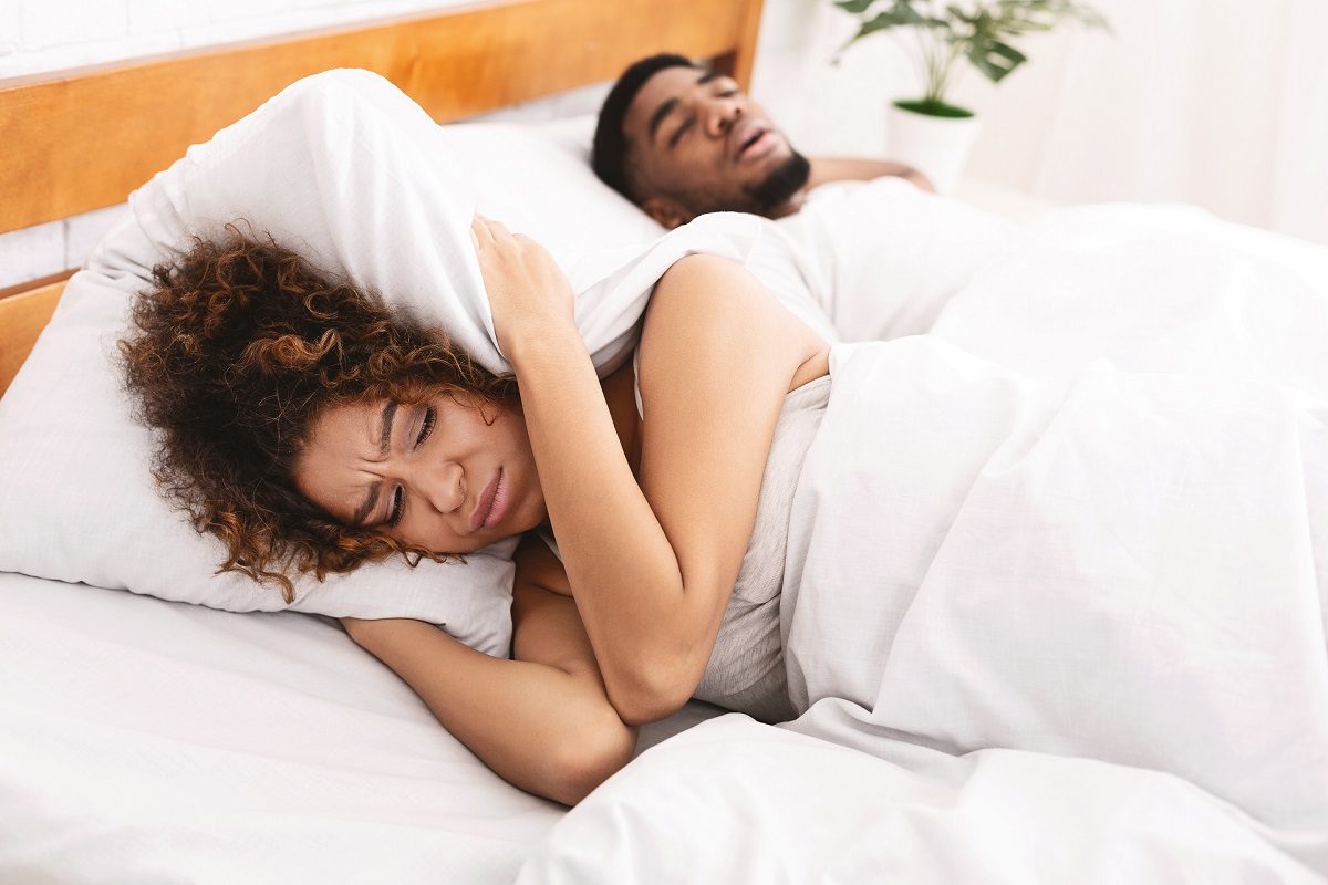 Chica enojada por los ronquidos de su pareja