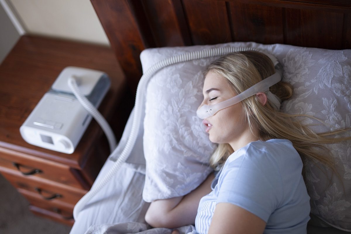 Para eliminar los ronquidos, la chica está utilizando un CPAP