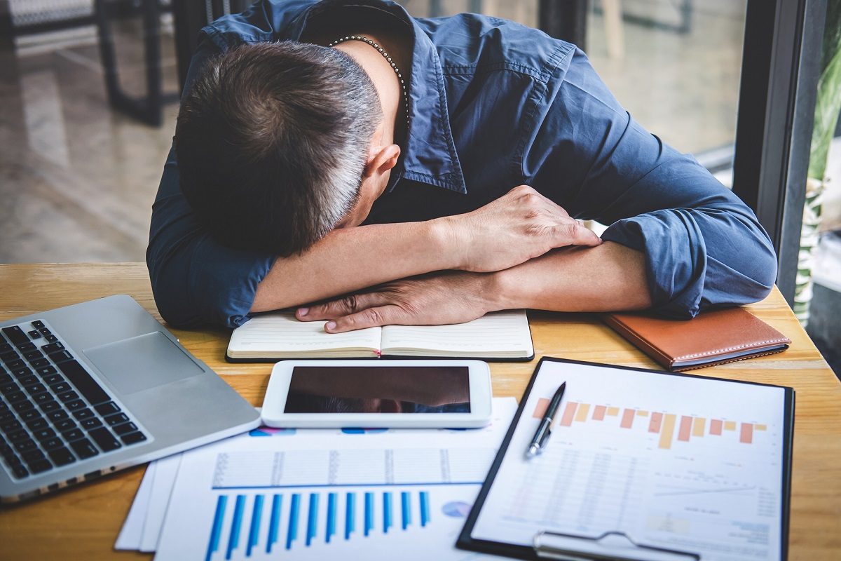 Chico dormido en clase, probablemente tiene algún trastorno del sueño